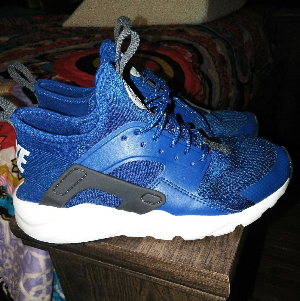 EUC SIZE 4 AIR HUARACHES BY NIKE